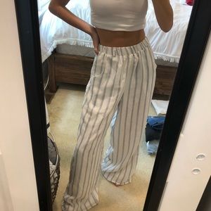 Beachy pants. Worn once. Great condition :)